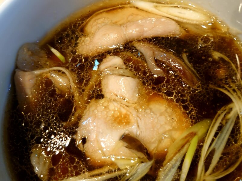 『超おすすめ夏限定 黒舞茸と近江黒鶏の昆布水つけ麺』
