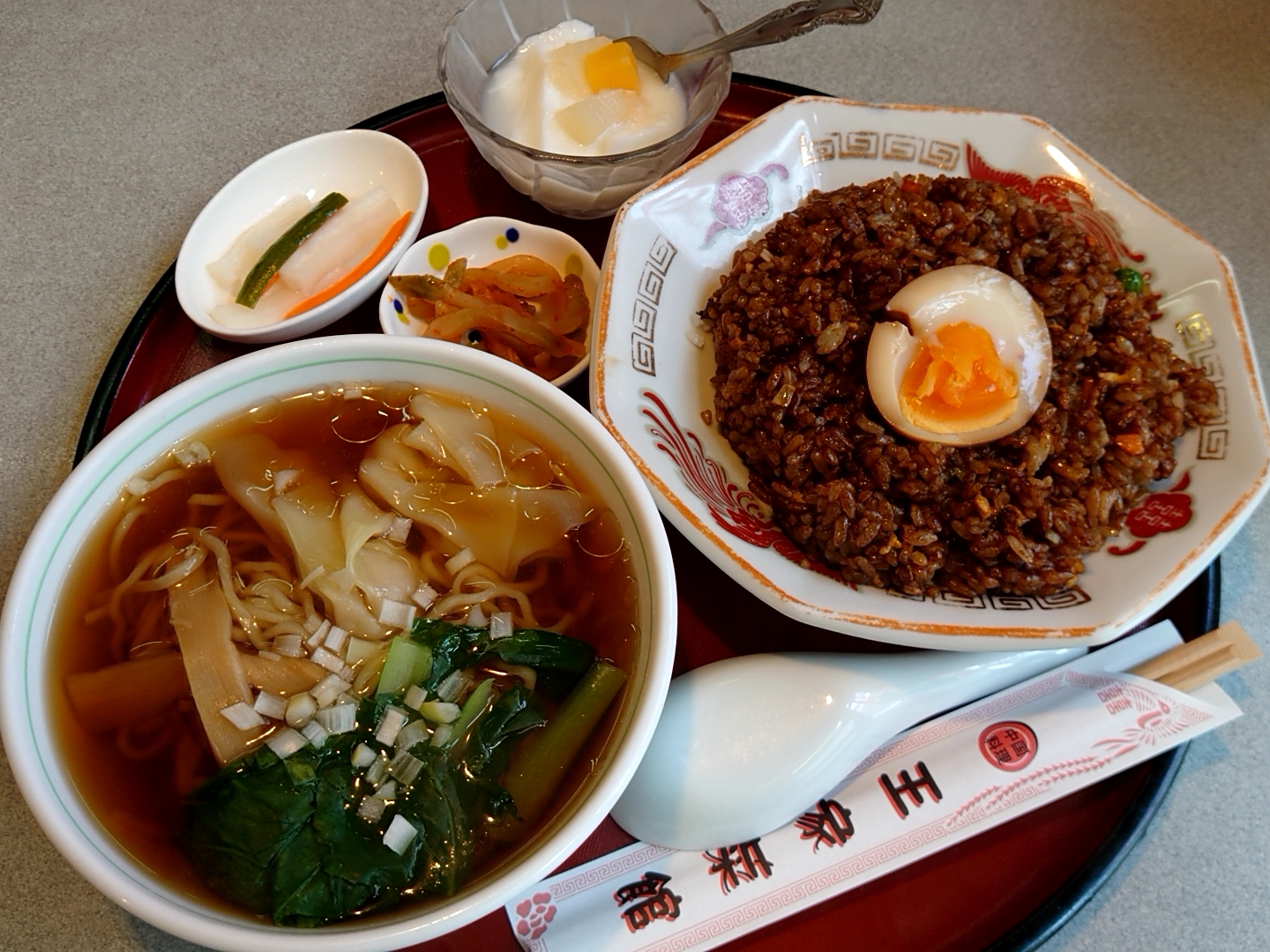 『黒炒飯と半ワンタン麺』