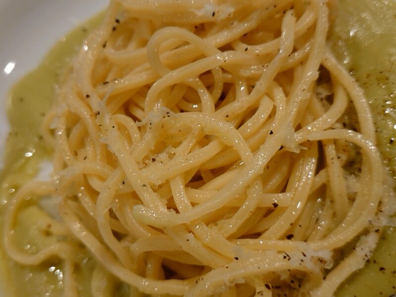 『自家製タリオリーニそら豆のピュレとシチリア産ペコリーノチーズ』