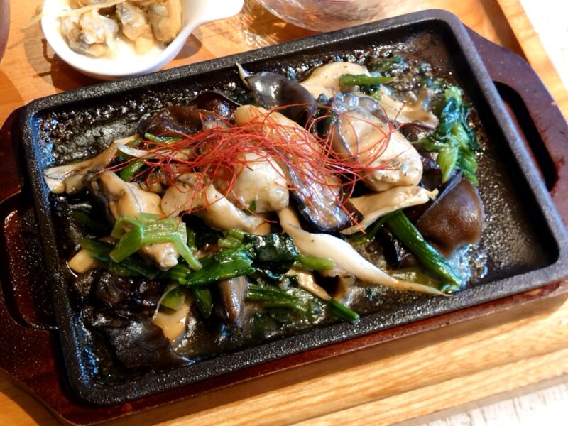 『兵庫県坂越湾「デカプリオイスター」使用 牡蛎ときのこの鉄板バター焼き』
