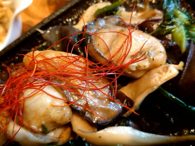 『兵庫県坂越湾「デカプリオイスター」使用 牡蛎ときのこの鉄板バター焼き』