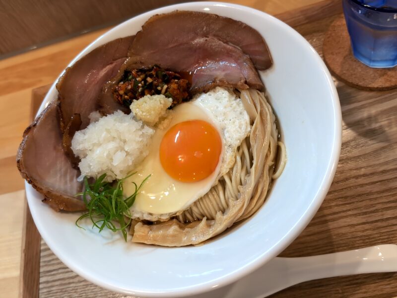 『油そば（目玉焼きのせ）』