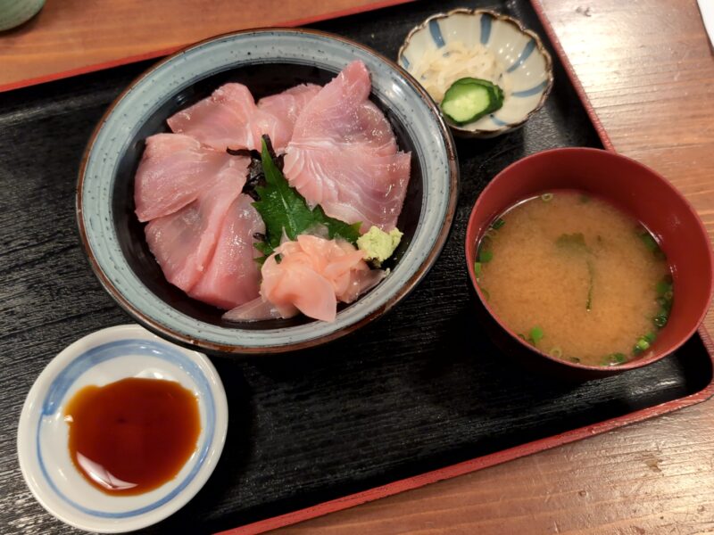 『まぐろ切り落とし丼』