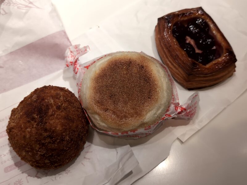 『チキンカレーパン』など